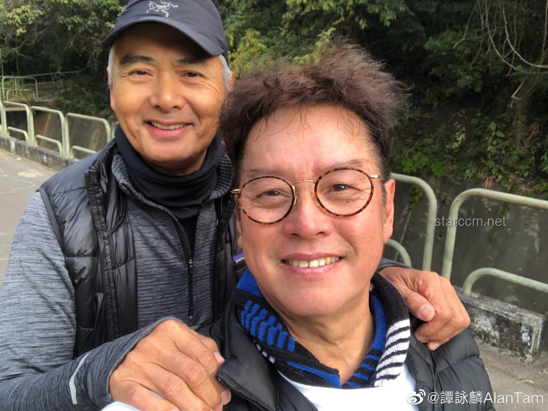 70岁周润发爬山偶遇引热议：明星健康管理与健身行业的深度洞察